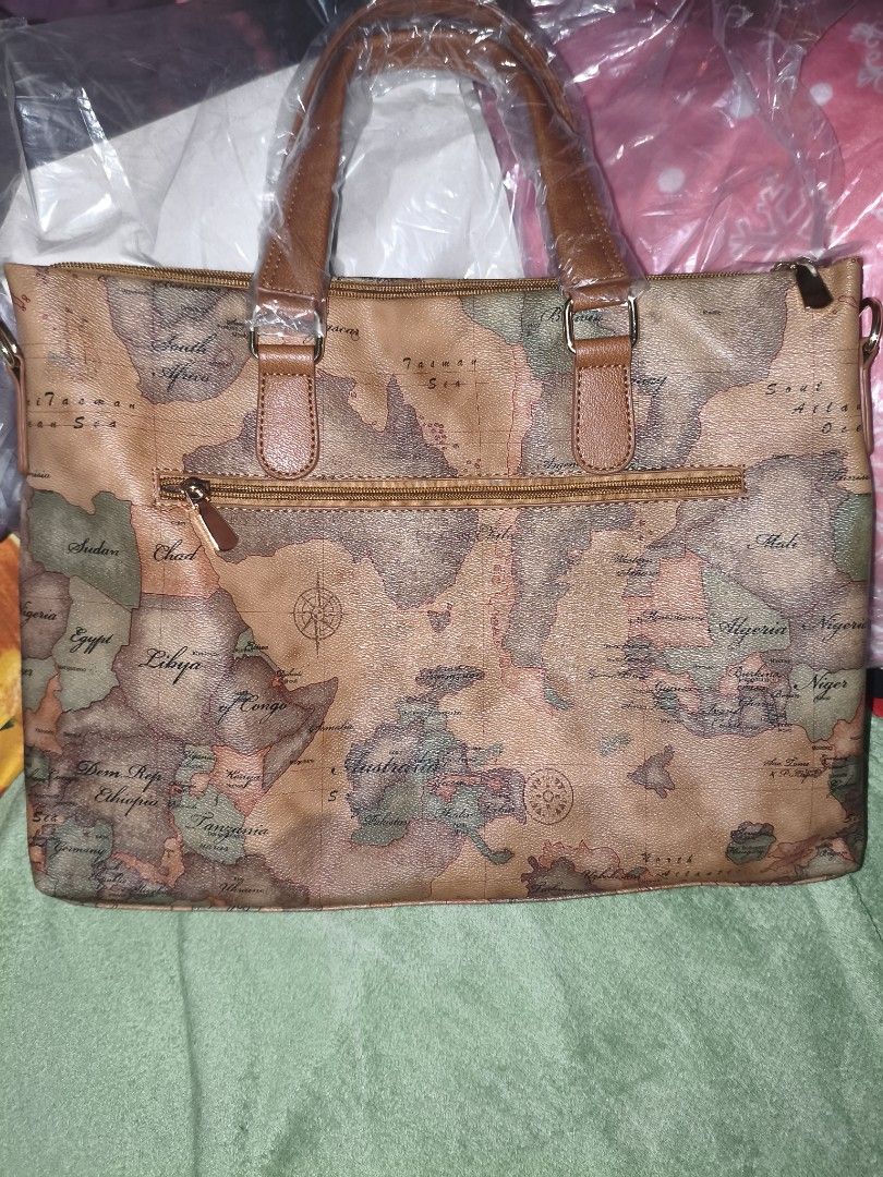 Urbanoid laptop bag (Category: Shoulder Bags) located in Quezon City. Submitted by alfynnarai22 (Listing ID 1459272624, Image 2). Description: - Original Urbanoid laptop bag from Korea - Brand new with tag - With strap - No flaws.