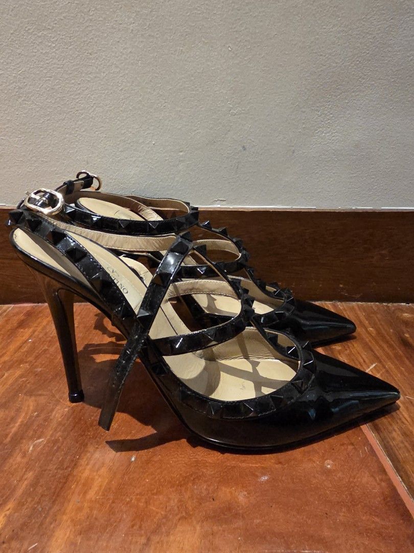 Valentino Rockstud Heels 39 (Category: Sneakers & Footwear) located in Pasig City. Submitted by vthing (Listing ID 1459146382, Image 2). Description: dustbag .