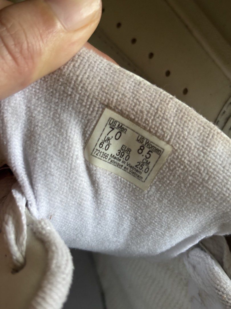 Vans Hylane White (Category: Sneakers) located in Cainta. Submitted by doverparfum (Listing ID 1459103395, Image 2). Description: - Vans Hylane Sneakers - Color: White with Gum Sole - Size: 7 US Men / 8.5 US Women - Condition: used once for a shoot - Includes: Original Box .