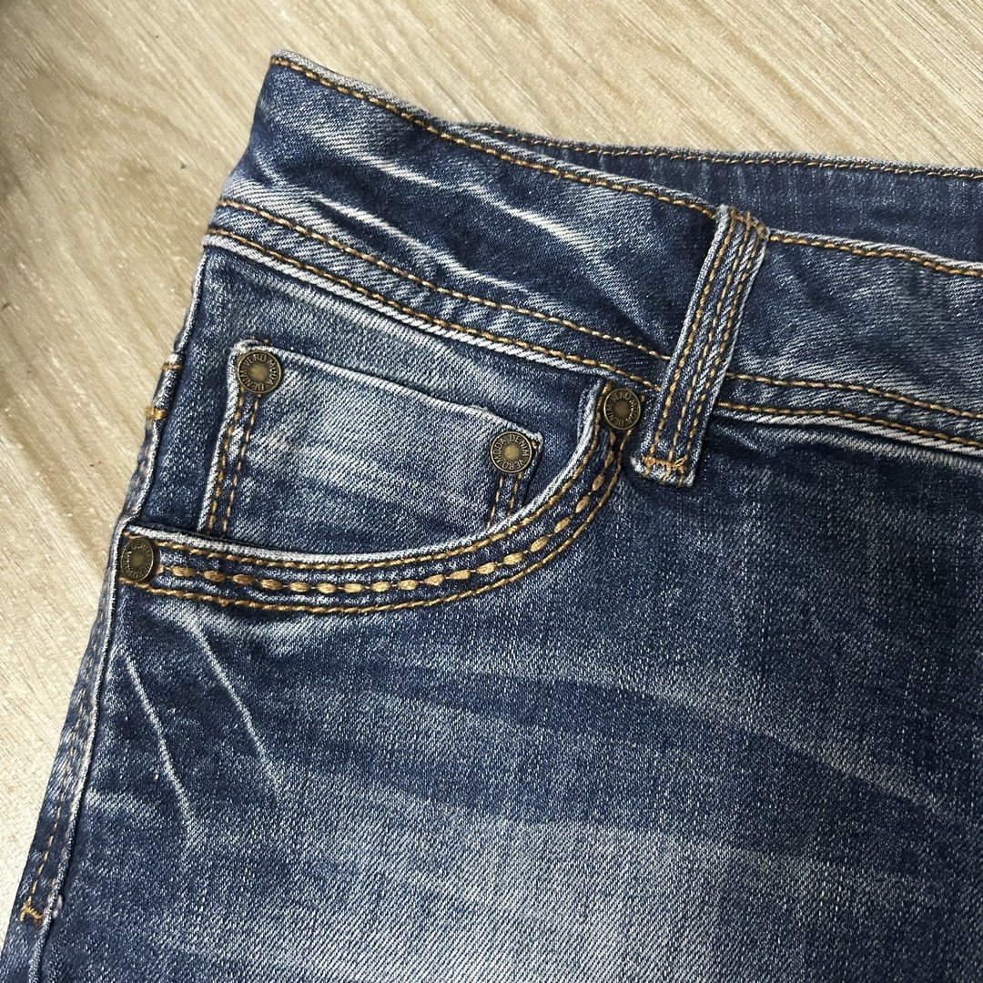 Vero Moda Denim Mini Skirt (Category: Skirts) located in Cagayan de Oro. Submitted by elviecup (Listing ID 1459246422, Image 2). Description: Vero Moda denim mini skirt. Blue, distressed wash. Size S/165/68A. Five-pocket style. Button and zip closure. Casual wear..