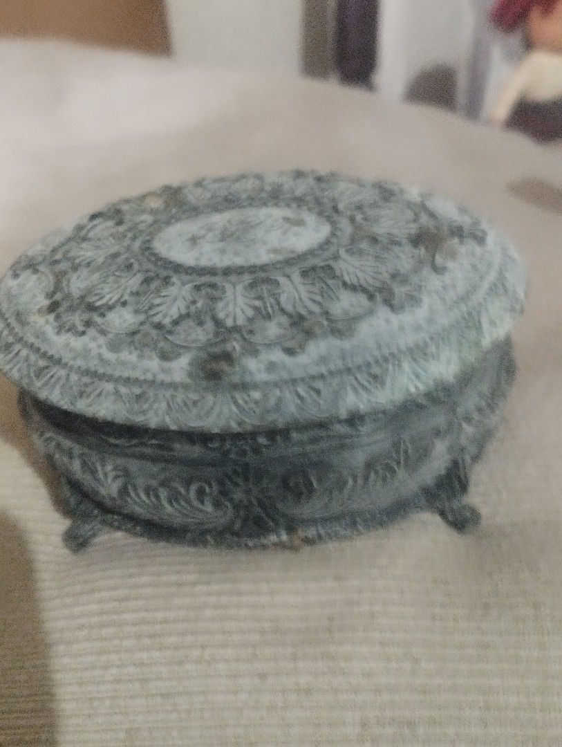 VINTAGE BRASS JEWELRY BOX (Category: Accessory Holder, Box & Organizers) located in Mandaluyong City. Submitted by LEATHERFACE (Listing ID 1459171919, Image 1). Description: PRICE IS 800.