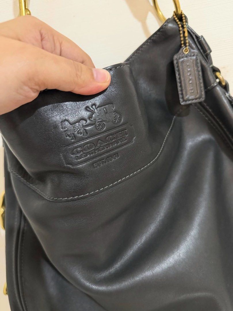 Vintage Coach Zoe Editorial bag code 12664 (RARE SIZE) (Category: Luxury Bags & Wallets) located in Calamba. Submitted by nicaray (Listing ID 1459154821, Image 2). Description: Guys wag nyo na masyado tawaran, personal preloved bag ko talaga to at hirap ako ilet go pero need funds lang talaga :( A gorgeous Vintage Coach Zoe 12664 in classic all-black leather with gold-tone hardware. Very very good condition!! 💯 🖤 Genuine leather ✨ Gold-tone har