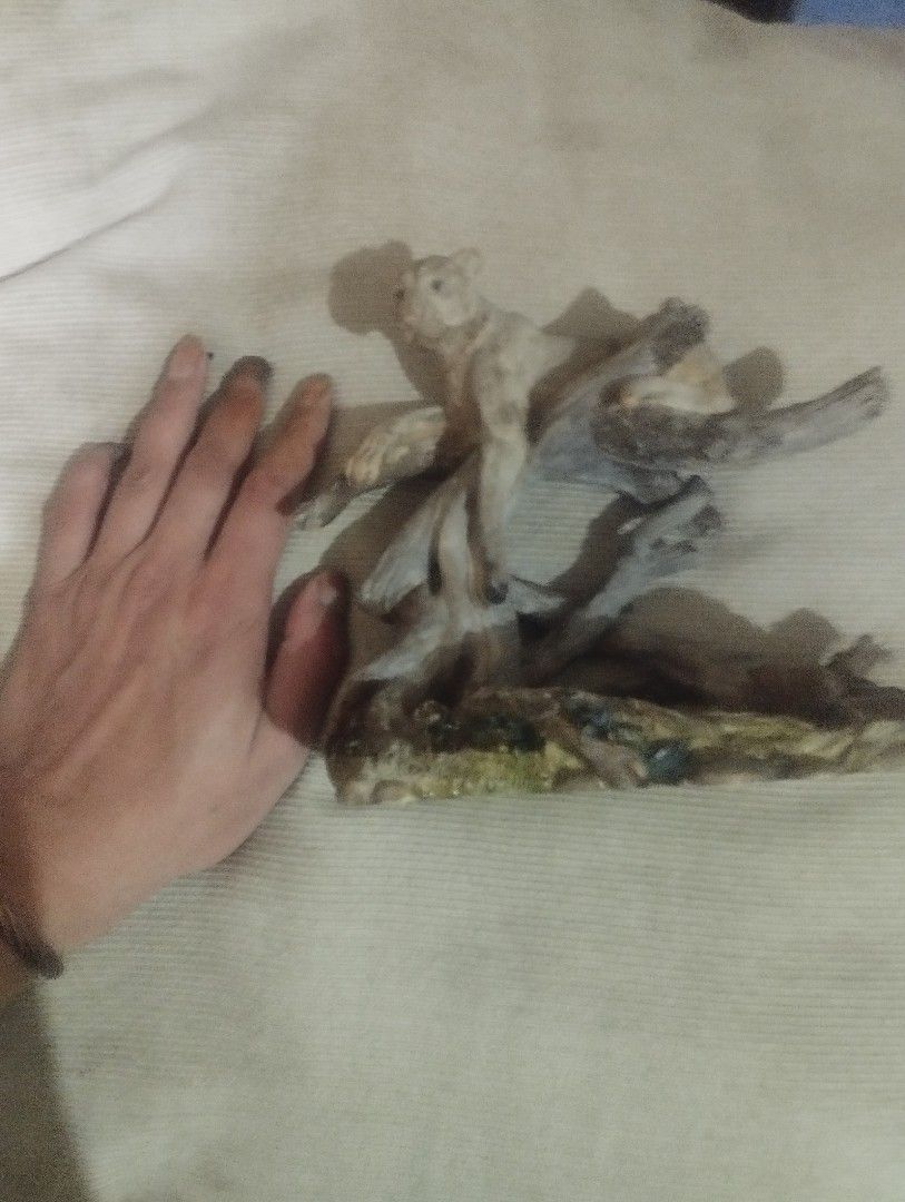 VINTAGE FIGURINE (Category: Figurines & Statues) located in Mandaluyong City. Submitted by LEATHERFACE (Listing ID 1459171691, Image 3). Description: PRICE IS 800.