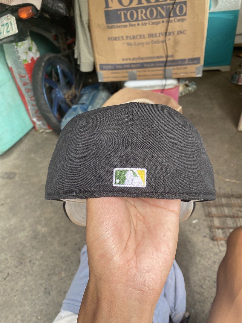 Vintage new era fitted cap (Category: Caps & Hats) located in Las Pinas. Submitted by mark2k05 (Listing ID 1459153409, Image 2). Description: Size 7 3/8.