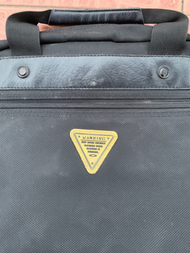 Vintage oakley messenger bag (Category: Laptop Bags & Sleeves) located in Davao. Submitted by oplangtungyang (Listing ID 1459182300, Image 3). Description: Missing pullers& replaced pullers,rust on clasp, removable white stains(baby powder lng po yan) 1,000shipped or offer(+sf if tawad).