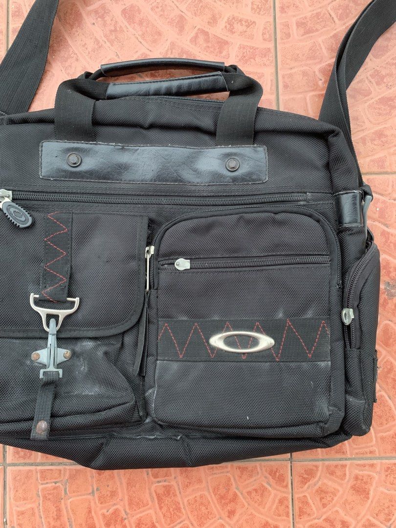 Vintage oakley messenger bag (Category: Laptop Bags & Sleeves) located in Davao. Submitted by oplangtungyang (Listing ID 1459182300, Image 2). Description: Missing pullers& replaced pullers,rust on clasp, removable white stains(baby powder lng po yan) 1,000shipped or offer(+sf if tawad).