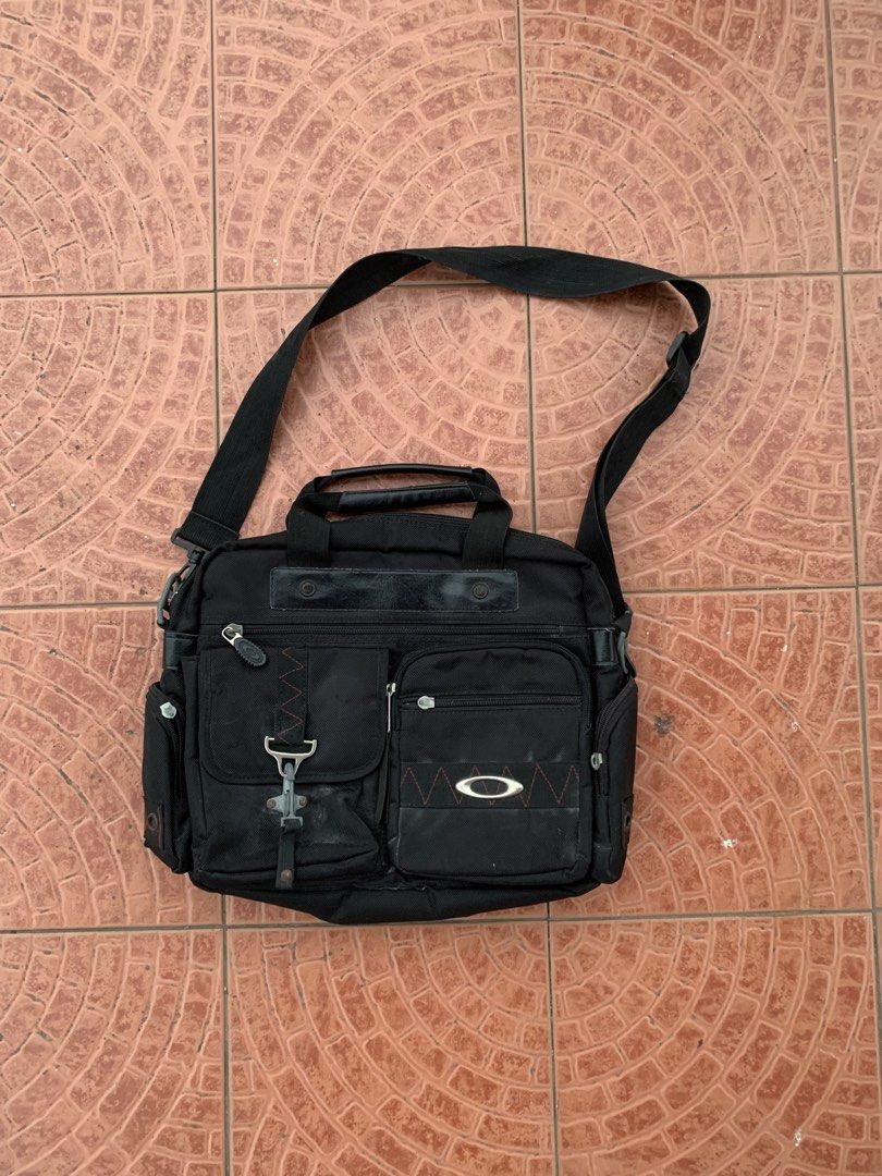 Vintage oakley messenger bag (Category: Laptop Bags & Sleeves) located in Davao. Submitted by oplangtungyang (Listing ID 1459182300, Image 1). Description: Missing pullers& replaced pullers,rust on clasp, removable white stains(baby powder lng po yan) 1,000shipped or offer(+sf if tawad).