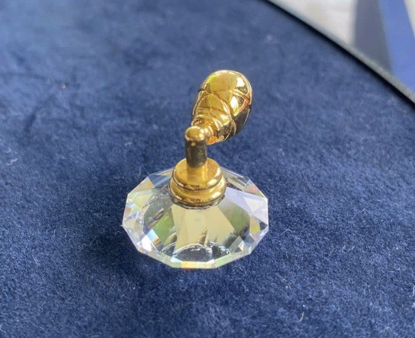 Vintage Swarovski Perfume Bottle Atomiser Gold - (Category: Fragrance & Deodorants) located in Muntinlupa City. Submitted by bloo_berry (Listing ID 1459224413, Image 3). Description: Vintage Perfume Bottle Atomiser Gold Swarovski Crystal Memories Retired in 2005 3/4 inches w/ original box & certificate - ₱2,635 SF c/o buyer NO RETURN NO EXCHANGE.
