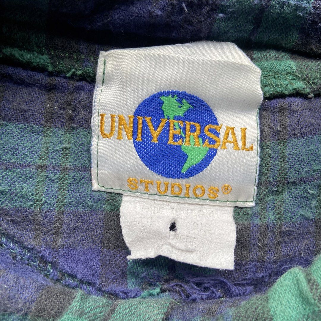 Vintage Universal Studios Pullover Sweatshirt (Category: Coats, Jackets and Outerwear) located in Pasay City. Submitted by 21junkstreet (Listing ID 1459250548, Image 3). Description: Vintage Universal Studios Pullover Sweatshirt Issues: None (See photos) Dimensions: 25.5 x 26.5 💸 PHP 400 📨For more questions and details just DM 📍 Pasay City📍(Shipping not included) All items are Thrifted, some have pin holes, stains and discolorations. Manage y