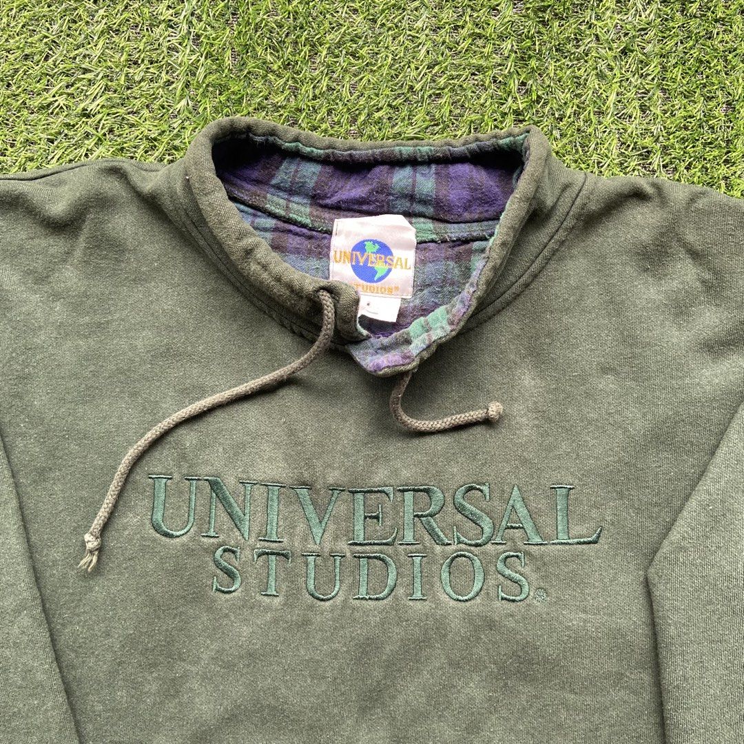 Vintage Universal Studios Pullover Sweatshirt (Category: Coats, Jackets and Outerwear) located in Pasay City. Submitted by 21junkstreet (Listing ID 1459250548, Image 2). Description: Vintage Universal Studios Pullover Sweatshirt Issues: None (See photos) Dimensions: 25.5 x 26.5 💸 PHP 400 📨For more questions and details just DM 📍 Pasay City📍(Shipping not included) All items are Thrifted, some have pin holes, stains and discolorations. Manage y