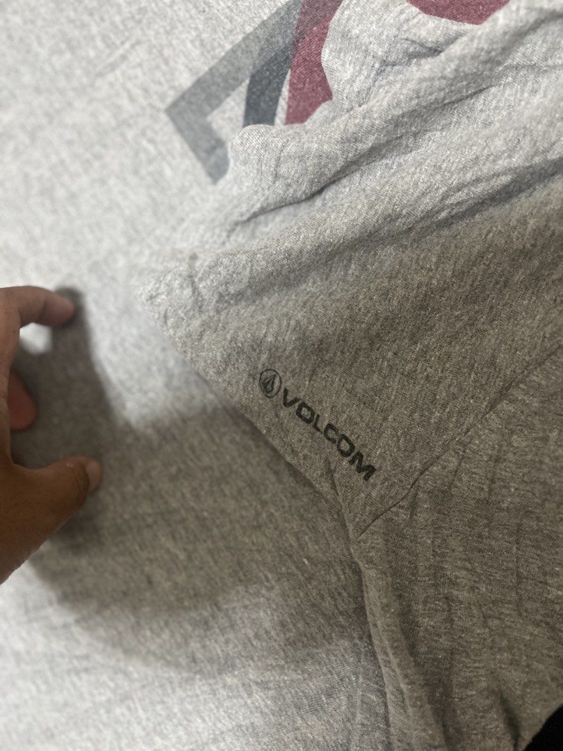 Volcom (Category: Tshirts & Polo Shirts ) located in Muntinlupa City. Submitted by genepaxs (Listing ID 1459152168, Image 3). Description: XL 24 x 30 Original / Authentic +shipping J&T / JRS / LBC COD Lalamove only Shoppe Check out(soon) For faster transactions i Add me on any of my socials @generayq - FBmain @genepaxs - FBpage/IG .