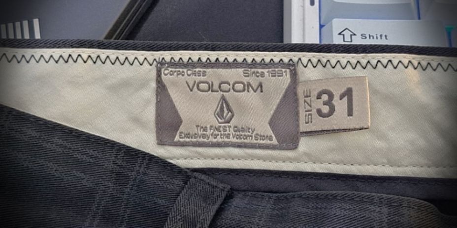 Volcom Shorts (Corpo Class) (Category: Shorts) located in Binangonan. Submitted by akosidyordz (Listing ID 1459148754, Image 2). Description: - Volcom shorts - Size: 31 - Subtle plaid pattern - Classic fit - Button and zip closure - Two front pockets - Two back pockets - Ideal for casual wear.
