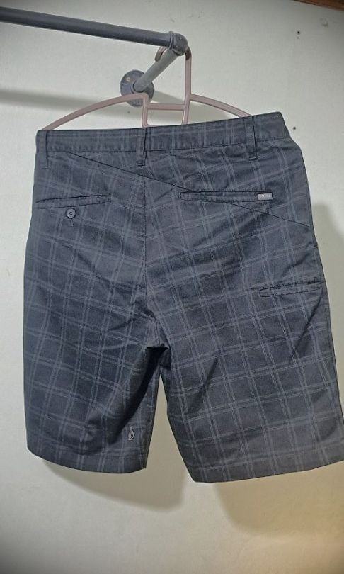 Volcom Shorts (Corpo Class) (Category: Shorts) located in Binangonan. Submitted by akosidyordz (Listing ID 1459148754, Image 3). Description: - Volcom shorts - Size: 31 - Subtle plaid pattern - Classic fit - Button and zip closure - Two front pockets - Two back pockets - Ideal for casual wear.