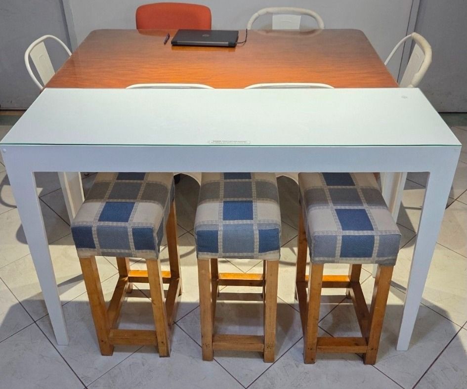 White Dining Nook / Dining Bar Table Set (Category: Tables & Sets) located in Makati City. Submitted by k.1248 (Listing ID 1459092977, Image 2). Description: Pick up: Legaspi Village, Makati RFS: Move out.