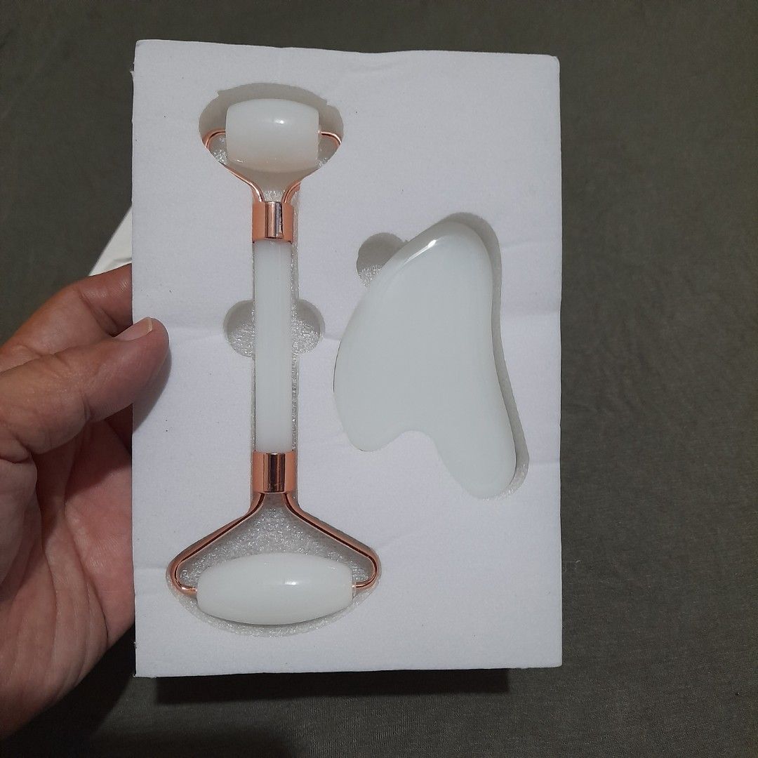 White Jade Roller & Gua Sha Set Rose Gold Trim (Category: Face Care) located in Bocaue. Submitted by marajapansurplus (Listing ID 1459162541, Image 2). Description: - Authentic White Jade Facial Roller & Gua Sha Set - Elegant Rose Gold Accents - Comes in Original Packaging - Ideal for Daily Skincare Routine - Helps Reduce Puffiness and Boost Circulation - Use Roller for Soothing Massage - Use Gua Sha for Facial Sculpting and Contouring.