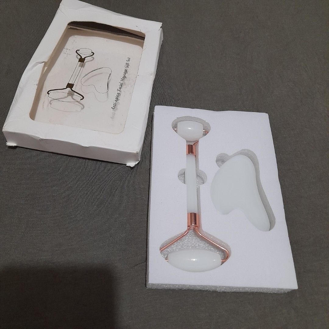 White Jade Roller & Gua Sha Set Rose Gold Trim (Category: Face Care) located in Bocaue. Submitted by marajapansurplus (Listing ID 1459162541, Image 1). Description: - Authentic White Jade Facial Roller & Gua Sha Set - Elegant Rose Gold Accents - Comes in Original Packaging - Ideal for Daily Skincare Routine - Helps Reduce Puffiness and Boost Circulation - Use Roller for Soothing Massage - Use Gua Sha for Facial Sculpting and Contouring.