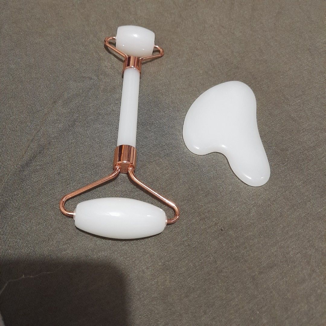 White Jade Roller & Gua Sha Set Rose Gold Trim (Category: Face Care) located in Bocaue. Submitted by marajapansurplus (Listing ID 1459162541, Image 3). Description: - Authentic White Jade Facial Roller & Gua Sha Set - Elegant Rose Gold Accents - Comes in Original Packaging - Ideal for Daily Skincare Routine - Helps Reduce Puffiness and Boost Circulation - Use Roller for Soothing Massage - Use Gua Sha for Facial Sculpting and Contouring.