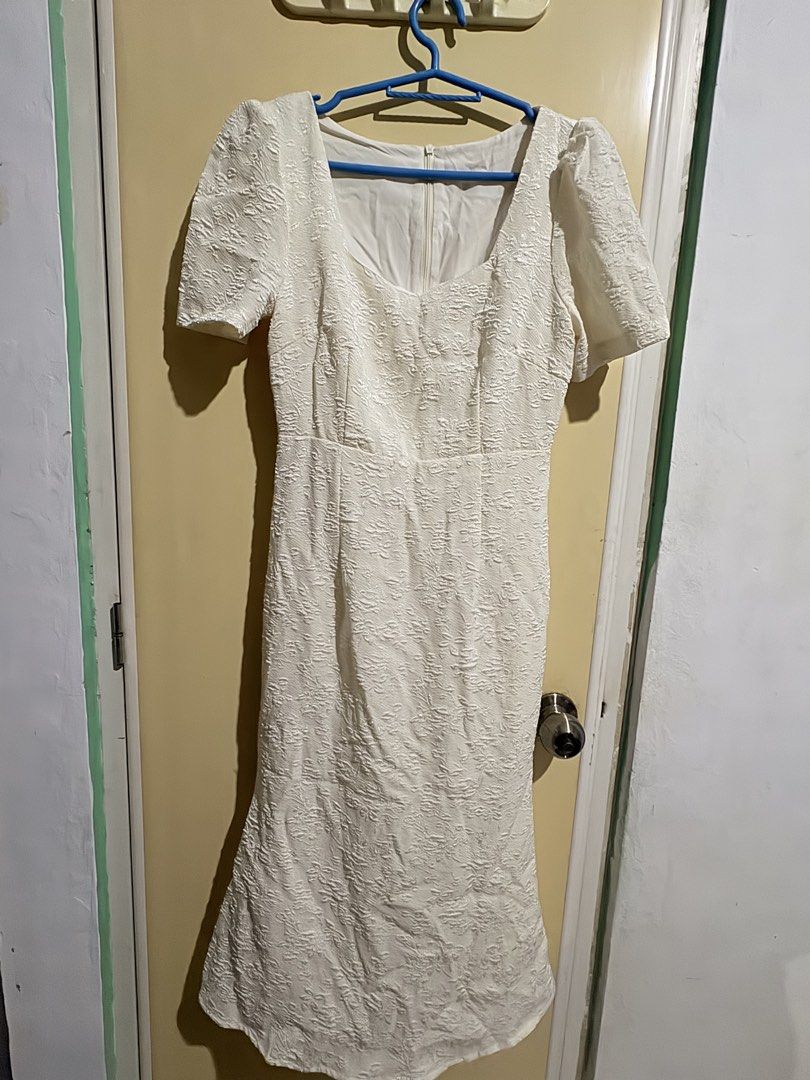 White long dress (Category: Dresses) located in Quezon City. Submitted by prelovedbyclst (Listing ID 1459161618, Image 2). Description: Used once .