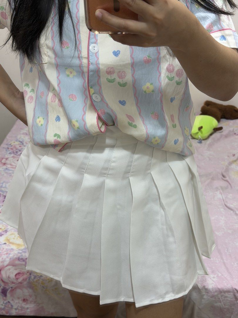 WHITE PLEATED SKIRT (Category: Skirts) located in Quezon City. Submitted by prelovedclub.by.a (Listing ID 1459215374, Image 3). Description: SMALL TO MEDIUM MOP: GCASH/BDO/MARIBANK MOD: J&T/MARIBANK/LALAMOVE.