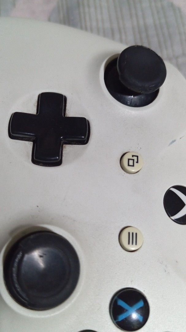 White Xbox Wireless Controller One (Category: Controllers) located in Manila. Submitted by manlapazra75061 (Listing ID 1459108309, Image 3). Description: fs: wireless xbox one controller - joysticks show signs of usage 😓 - need battery, usb for charging - still goods for gaming (i use it for my pc,,) - price negotiable - sf shouldered by buyer - refundable if not working .