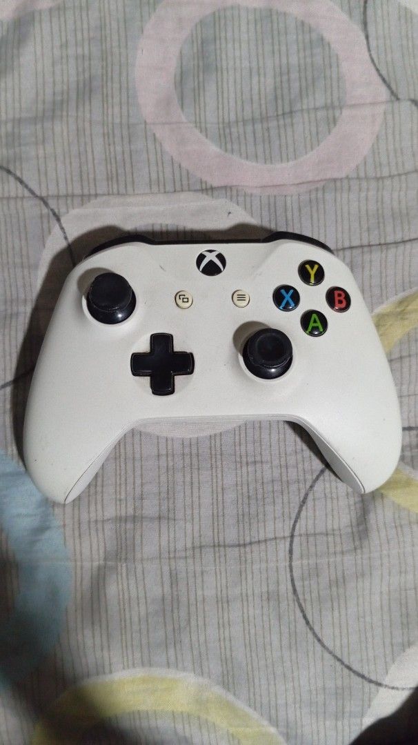 White Xbox Wireless Controller One (Category: Controllers) located in Manila. Submitted by manlapazra75061 (Listing ID 1459108309, Image 1). Description: fs: wireless xbox one controller - joysticks show signs of usage 😓 - need battery, usb for charging - still goods for gaming (i use it for my pc,,) - price negotiable - sf shouldered by buyer - refundable if not working .