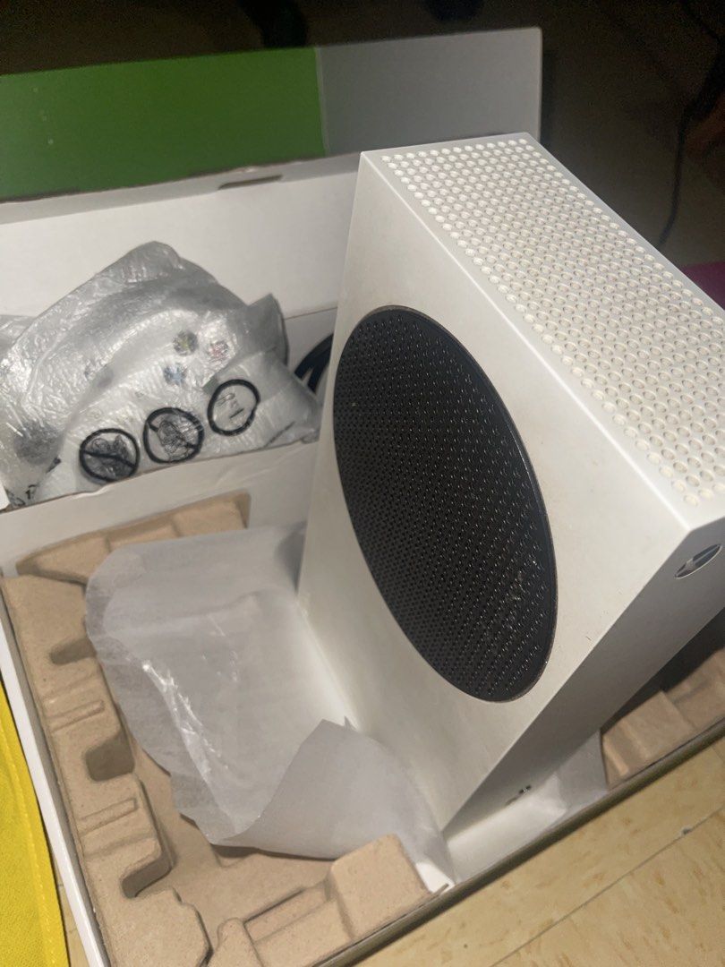 Xbox Series S 512GB SSD Console (Category: Xbox) located in Paranaque City. Submitted by lukemargallo (Listing ID 1459170256, Image 3). Description: - Xbox Series S Console (512GB SSD) - Original Controller Included - All Original Cables Included - Original Packaging Intact - Ready for Gaming.
