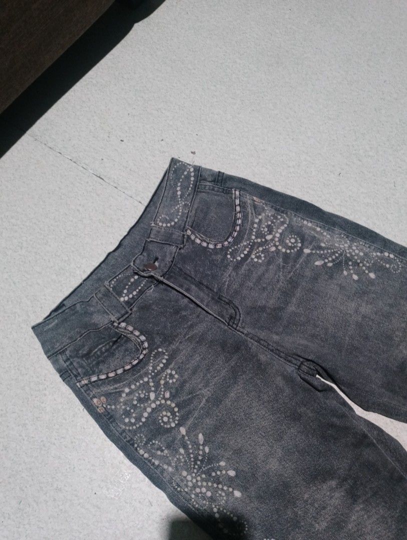 Y2k Flare Grey Washed Jeans (Category: Jeans) located in Carmen. Submitted by fukqueazz (Listing ID 1459257498, Image 2). Description: W 26/ L 38 / Th 11/ LO 11 Good Condition No Tag Sign Of Usage 📍Cebu JnT Express Mop:Gcash.