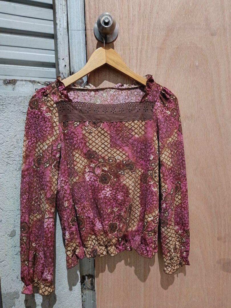 Y2k floral Paisley top (Category: Longsleeves) located in Davao. Submitted by mln-boutique (Listing ID 1459233644, Image 1). Description: size - M good condition.