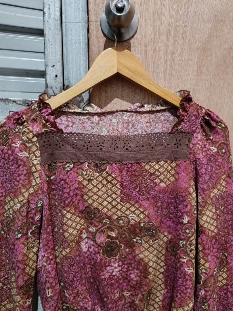 Y2k floral Paisley top (Category: Longsleeves) located in Davao. Submitted by mln-boutique (Listing ID 1459233644, Image 2). Description: size - M good condition.