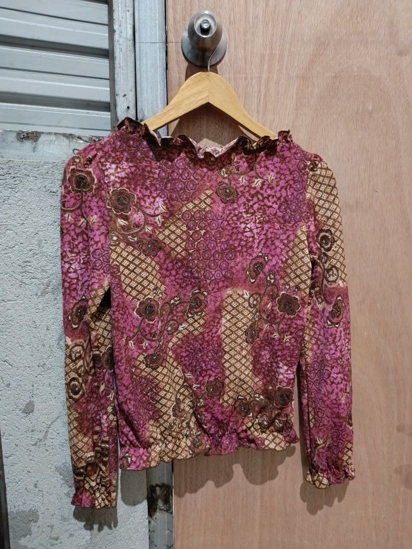 Y2k floral Paisley top (Category: Longsleeves) located in Davao. Submitted by mln-boutique (Listing ID 1459233644, Image 3). Description: size - M good condition.