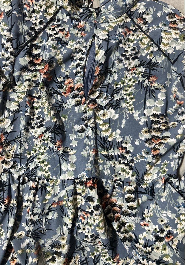 ZARA (Category: Dresses) located in Davao. Submitted by sart0ria85 (Listing ID 1459259549, Image 3). Description: - Zara Basic grey floral print dress - Size: Medium (M) - Features: Long sleeves with buttoned cuffs, high neckline, back zip closure - Fabric: 100% POLYESTER MADE IN MOROCCO EXCELLENT CONDITION (98/100).