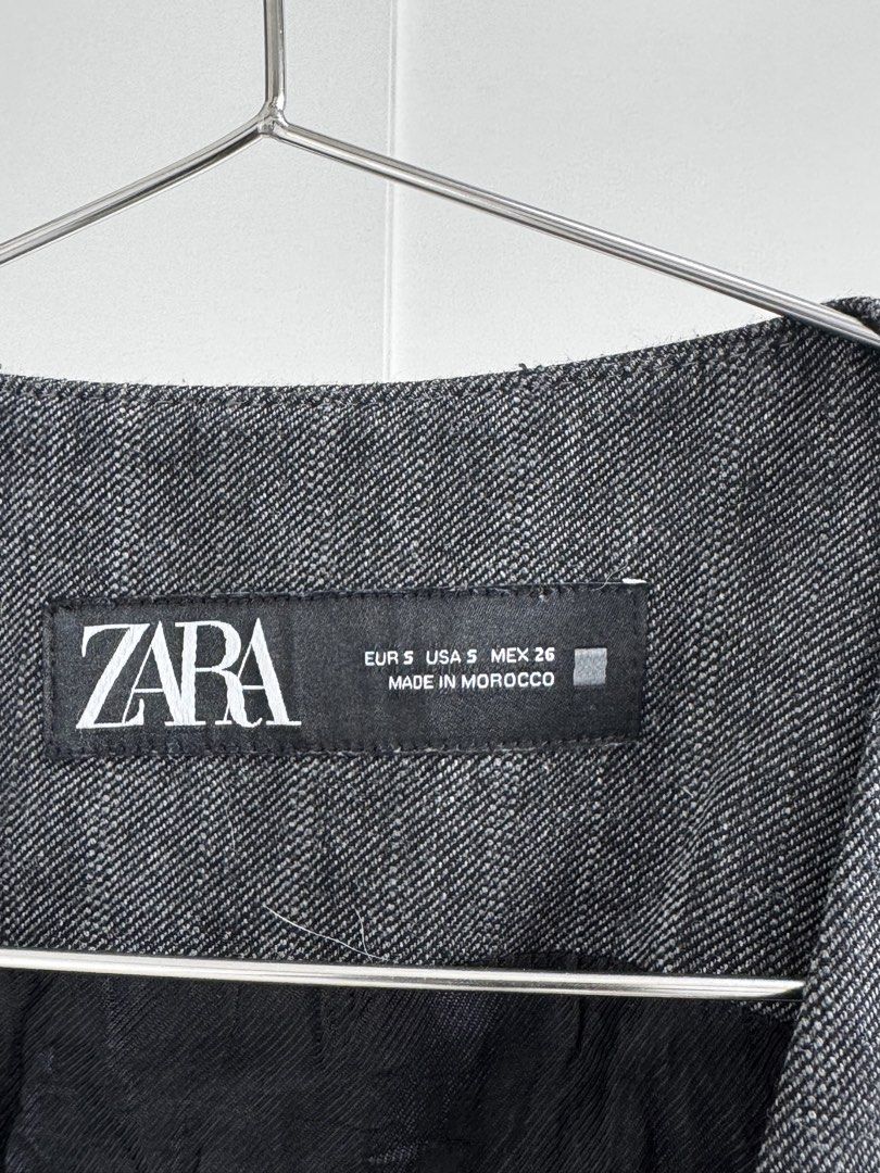 Zara Grey Vest Size S (Category: Coats, Jackets and Outerwear) located in Mandaluyong City. Submitted by secondchanceshop.mnl (Listing ID 1459201246, Image 3). Description: - Zara grey vest - Button-up front - Two front pockets - Fully lined interior - Versatile for smart casual or formal outfits Actual color may slightly vary from the pictures due to lighting.