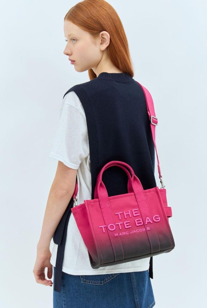 100%全新真品Marc Jacobs 帆布漸變色 hand bag手挽肩背兩用袋 （分類：手袋及銀包）位於 Hong Kong。 由 morgan86978 提交（商品編號 1462980001，圖片 1）。簡介： Marc Jacobs 帆布 漸變Tote bag 型號:28181300025738 顔色:粉紅/紫色 尺寸:W25cm xH21cm xD11cm 手柄:30cm 肩背帶92-141cm 原價:$2590 現平讓價$850。