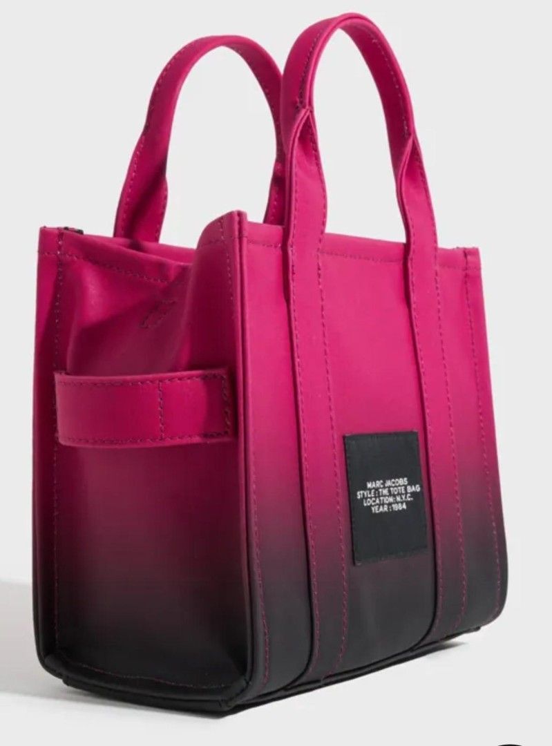 100%全新真品Marc Jacobs 帆布漸變色 hand bag手挽肩背兩用袋 （分類：手袋及銀包）位於 Hong Kong。 由 morgan86978 提交（商品編號 1462980001，圖片 3）。簡介： Marc Jacobs 帆布 漸變Tote bag 型號:28181300025738 顔色:粉紅/紫色 尺寸:W25cm xH21cm xD11cm 手柄:30cm 肩背帶92-141cm 原價:$2590 現平讓價$850。