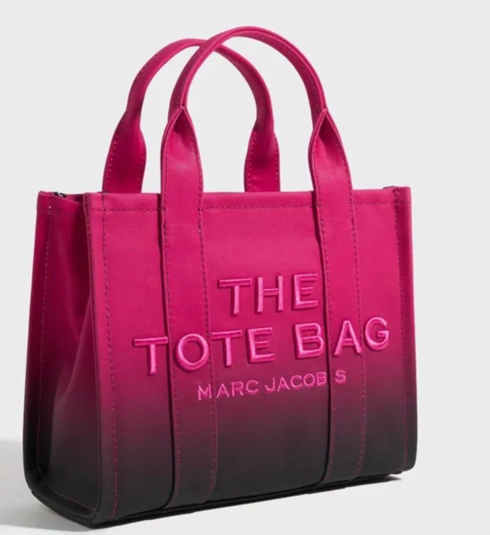 100%全新真品Marc Jacobs 帆布漸變色 hand bag手挽肩背兩用袋 （分類：手袋及銀包）位於 Hong Kong。 由 morgan86978 提交（商品編號 1462980001，圖片 2）。簡介： Marc Jacobs 帆布 漸變Tote bag 型號:28181300025738 顔色:粉紅/紫色 尺寸:W25cm xH21cm xD11cm 手柄:30cm 肩背帶92-141cm 原價:$2590 現平讓價$850。