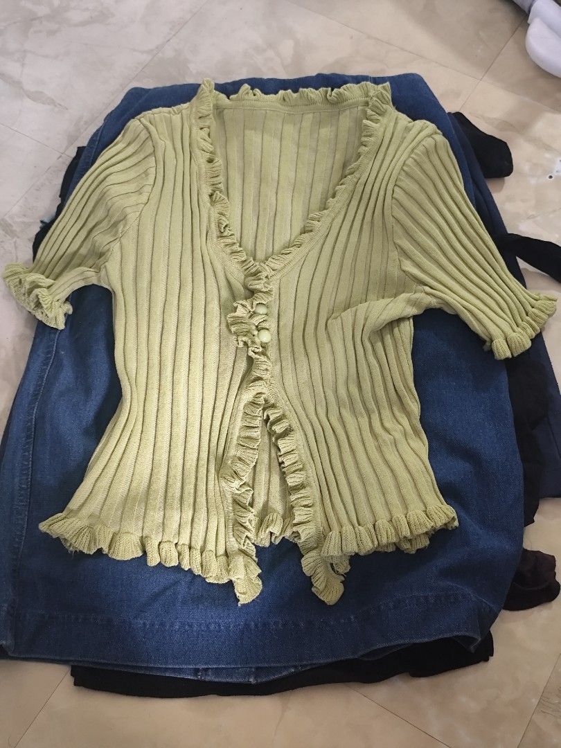 12 pcs outfits small (Category: Shirts) located in Manila. Submitted by allaincecb (Listing ID 1462909772, Image 1). Description: SIZE: SMALL.