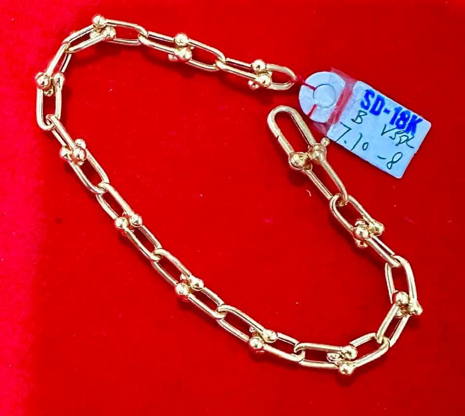 18k Saudi gold hardware bracelet (Category: Bracelets) located in Manila. Submitted by bhelgoldseller2ndaccount (Listing ID 1463025551, Image 3). Description: New!!✨New!!✨New!! Authentic 18k Saudi Golds 💯pawnable/naisasanla 💯with high appraisal rate 💯good investment 💯Direct supplier price 👉OPEN for resellers 🌺please take time to evaluate their actual sizes and grams 👉Best panggift for all occasions ✅ Sold per grams not per piece Kya lowest