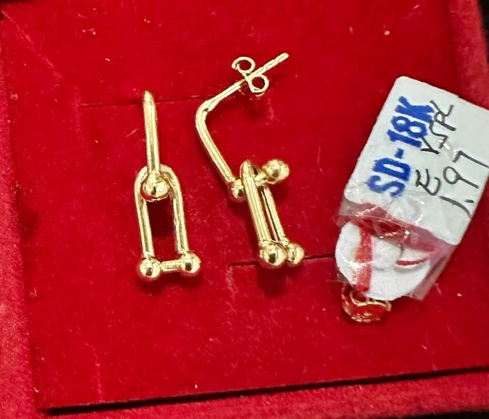 18k Saudi gold hardware earrings (Category: Necklaces) located in Manila. Submitted by bhelgoldseller2ndaccount (Listing ID 1463056715, Image 2). Description: New!!✨New!!✨New!! Authentic 18k Saudi Golds 💯pawnable/naisasanla 💯with high appraisal rate 💯good investment 💯Direct supplier price 👉OPEN for resellers 🌺please take time to evaluate their actual sizes and grams 👉Best panggift for all occasions ✅ Sold per grams not per piece Kya lowest