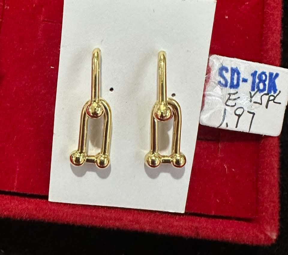 18k Saudi gold hardware earrings (Category: Necklaces) located in Manila. Submitted by bhelgoldseller2ndaccount (Listing ID 1463056715, Image 3). Description: New!!✨New!!✨New!! Authentic 18k Saudi Golds 💯pawnable/naisasanla 💯with high appraisal rate 💯good investment 💯Direct supplier price 👉OPEN for resellers 🌺please take time to evaluate their actual sizes and grams 👉Best panggift for all occasions ✅ Sold per grams not per piece Kya lowest