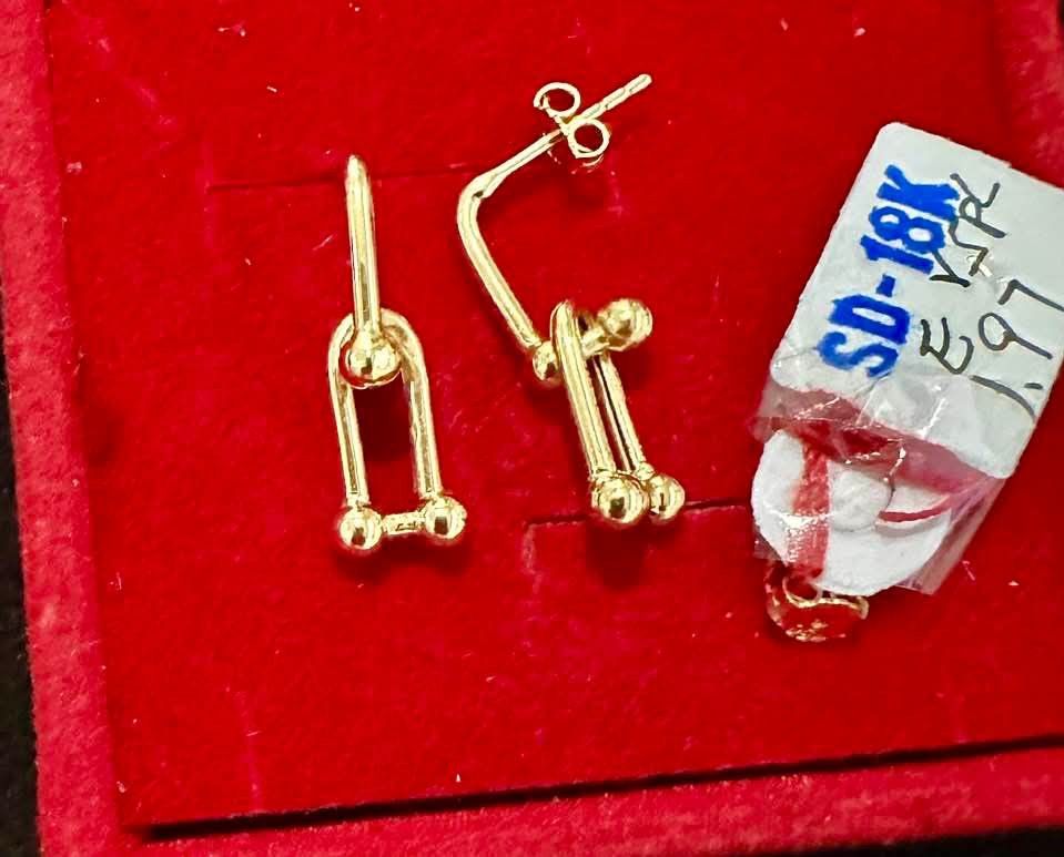 18k Saudi gold hardware earrings (Category: Necklaces) located in Manila. Submitted by bhelgoldseller2ndaccount (Listing ID 1463056715, Image 1). Description: New!!✨New!!✨New!! Authentic 18k Saudi Golds 💯pawnable/naisasanla 💯with high appraisal rate 💯good investment 💯Direct supplier price 👉OPEN for resellers 🌺please take time to evaluate their actual sizes and grams 👉Best panggift for all occasions ✅ Sold per grams not per piece Kya lowest