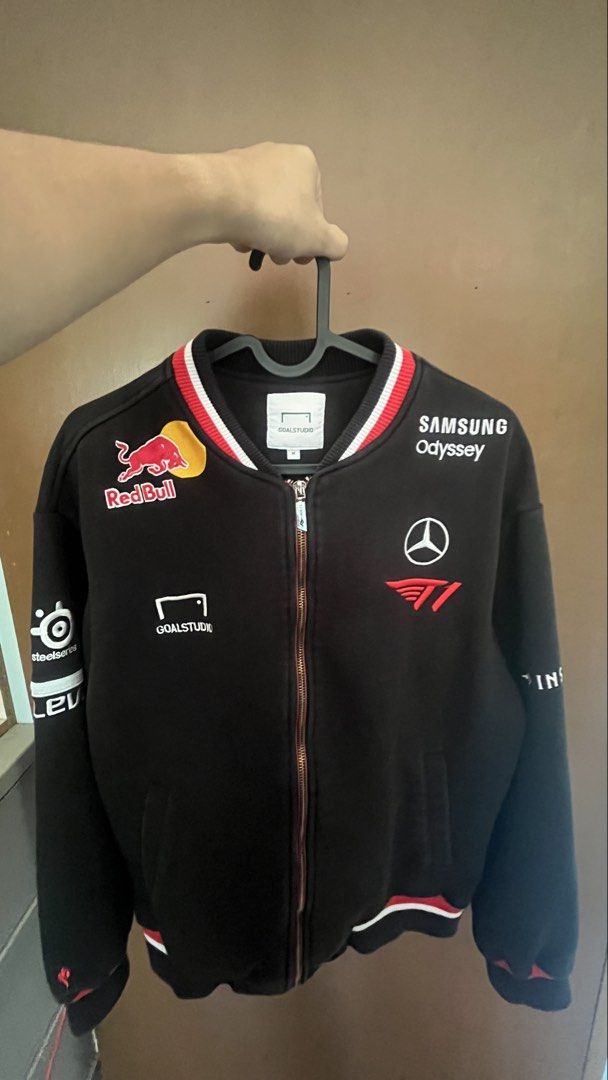 2025 2nd T1 Uniform Jacket (Doran) (Category: Coats, Jackets and Outerwear) located in Rizal. Submitted by Henakoloya (Listing ID 1462930585, Image 1). Description: Original Goal Studio T1 Jacket Customized Doran stitching at the back Price is negotiable.