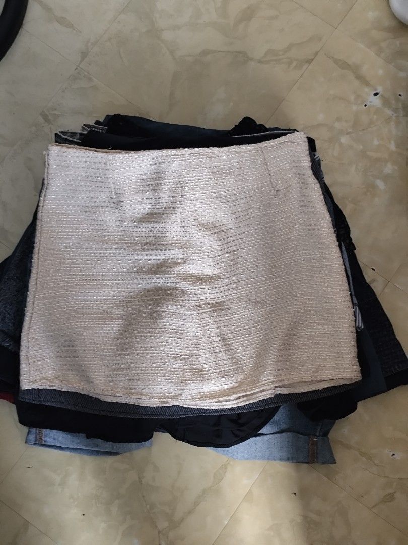 21 pcs (9 skirts and 12 shorts) (Category: Skirts) located in Manila. Submitted by allaincecb (Listing ID 1462908573, Image 1). Description: random sizes.