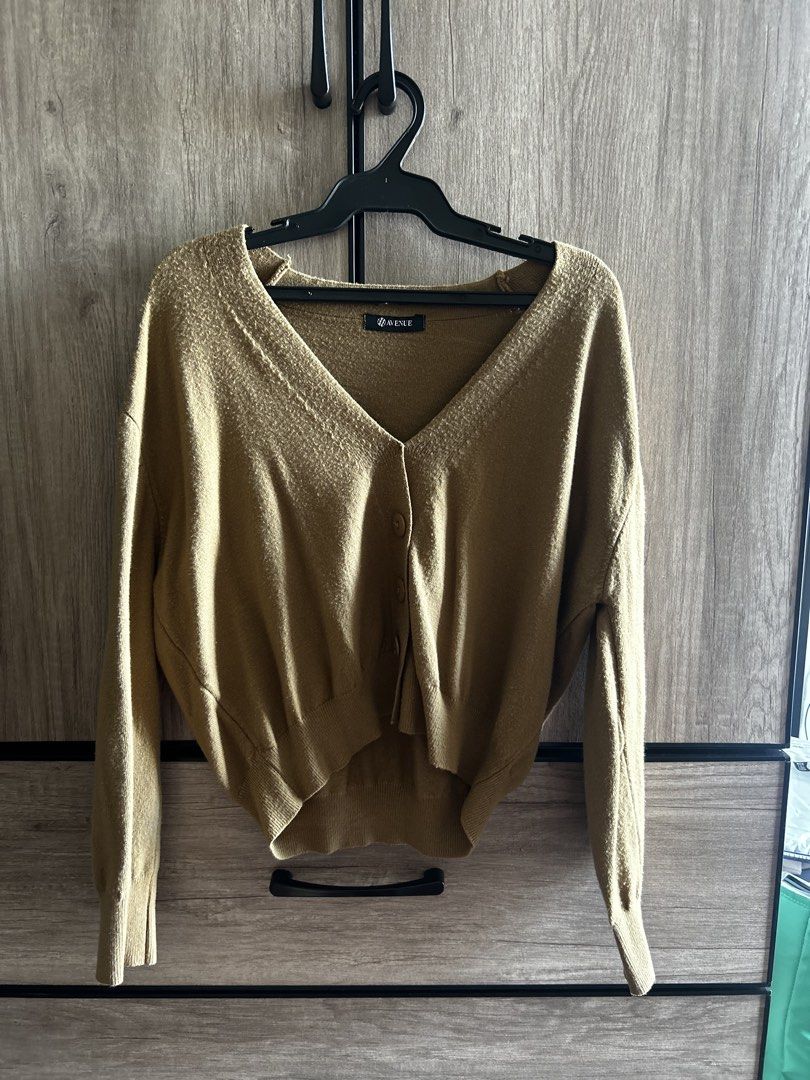 2 Avenue Cropped V-Neck Button-Up Cardigan (Category: Coats, Jackets and Outerwear) located in Makati City. Submitted by magwayr19 (Listing ID 1462916891, Image 1). Description: - Lightweight cropped cardigan from 2 Avenue - Neutral brown color - V-neckline with button-up front - Can be worn open or closed - Slightly oversized fit - Ideal for layering over tops or dresses.