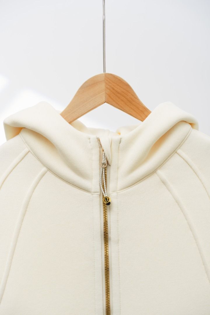 6年老店🌵Lululemon Scuba Oversized Full-Zip Hoodie 超寬鬆款拉鍊連帽衫 （分類：外套及戶外衣服）位於 Hong Kong。 由 ahcomebuy_shop 提交（商品編號 1462941922，圖片 5）。簡介： Size: xs/s，m/l，xl/xxl Color: light Ivory 有尺碼圍數 該顯示的類別和款式屬於特別類型 純屬個別提供和興趣或需要 因此該款現貨安排由海外倉庫連全套包裝發出 不支持任何口語協議形式的下單 只支持行動入數協議形式的下單 考慮後確認下單時 請最少以訂金作實 如遇貨品問題/缺貨/過了交貨期 可申請返還訂金/貨款 檢查時和收貨後下單款式/顏色不喜歡或不適合 不是取消理由 望悉知 建議同意以上細節後查詢 亦請先考慮後下單🫡。