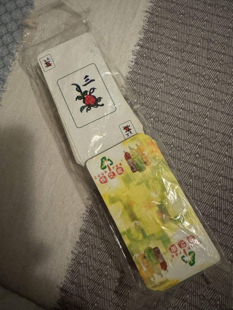 紙麻雀牌 （分類：桌遊及拼圖）位於 Hong Kong。 由 wingwinglei2828 提交（商品編號 1463044391，圖片 3）。簡介： 牌面設計簡潔，易於辨認。適合一家大細或者朋友聚會一齊玩。有興趣就快啲聯絡我啦！黃大仙地鐵站交收！。