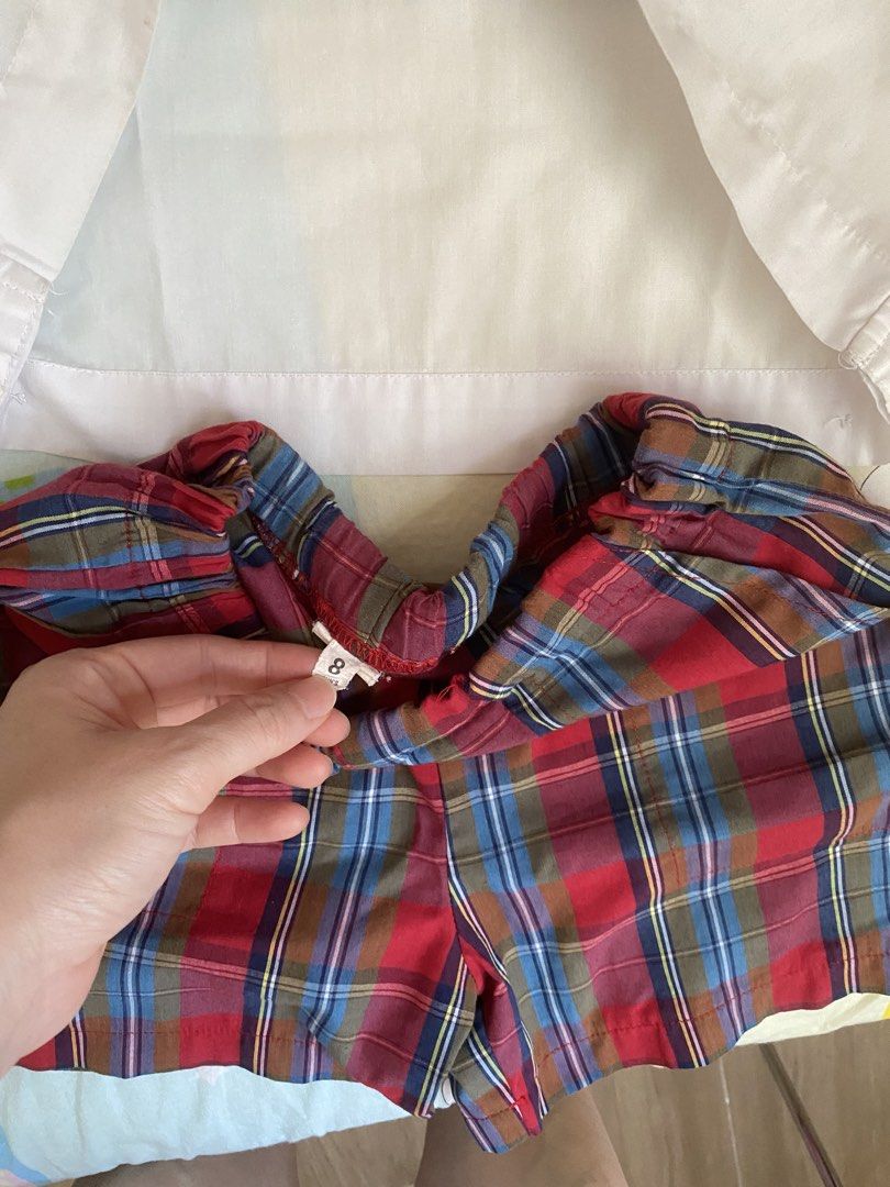張煊昌幼稚園夏季校服及運動服 （分類：嬰兒及小童流行時尚）位於 Hong Kong。 由 t_by_joey 提交（商品編號 1463053726，圖片 3）。簡介： 着咗三年，正常使用痕跡 可作後備衫用 $30/all Selling a school uniform set. Includes a white short-sleeved shirt with a plaid collar and matching plaid shorts. Both pieces are size 8. The shirt has a school emblem on the chest. Also includes a yellow PE uniform set, also size 8. The PE shirt has a small stain on the front. Great for school.。