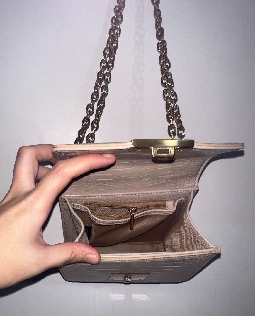 ✨ AUTHENTIC CARLYN MICRO BAG ✨ (Category: Clutches) located in Caloocan City. Submitted by 0hannahbanana (Listing ID 1462996633, Image 3). Description: 💯 100% Authentic 👜 Pre-owned but in brand-new condition ✨ Excellent condition — no issues! ✅ No rubs ✅ No stains ✅ Rubber linings are all intact ✅ No foul or musty smell ✅ Well-maintained and ready to use! .