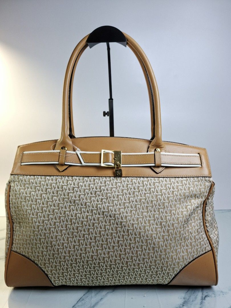 ​✨ Authentic Pinky & Dianne Monogram Tote Bag ✨ (Category: Tote Bags) located in Pasay City. Submitted by onick_79 (Listing ID 1463055727, Image 1). Description: * 🏷️ Brand: Pinky & Dianne * 🎨 Color: Beige x Camel / Warm Brown Tones * 📐 Dimensions: 33 cm (W) x 24 cm (H, excl. handles) x 13 cm (D) * 🗂️ Interior: Central zip divider pocket, 1 side zip pocket, 2 open slip pockets * ✨ Exterior: Gold-tone hardware accents & signature logo detailin