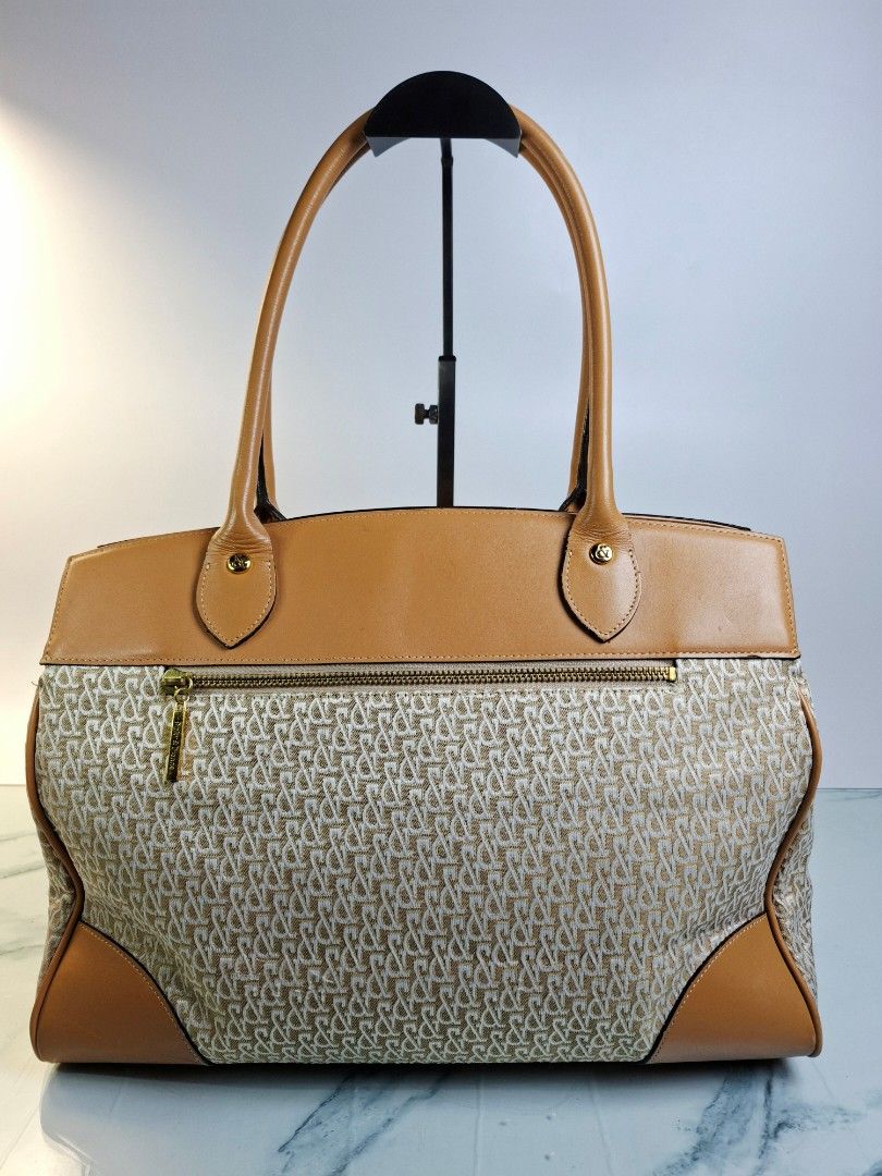 ​✨ Authentic Pinky & Dianne Monogram Tote Bag ✨ (Category: Tote Bags) located in Pasay City. Submitted by onick_79 (Listing ID 1463055727, Image 2). Description: * 🏷️ Brand: Pinky & Dianne * 🎨 Color: Beige x Camel / Warm Brown Tones * 📐 Dimensions: 33 cm (W) x 24 cm (H, excl. handles) x 13 cm (D) * 🗂️ Interior: Central zip divider pocket, 1 side zip pocket, 2 open slip pockets * ✨ Exterior: Gold-tone hardware accents & signature logo detailin