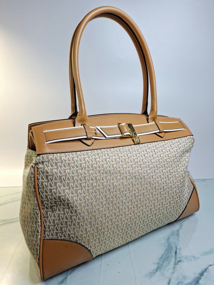 ​✨ Authentic Pinky & Dianne Monogram Tote Bag ✨ (Category: Tote Bags) located in Pasay City. Submitted by onick_79 (Listing ID 1463055727, Image 3). Description: * 🏷️ Brand: Pinky & Dianne * 🎨 Color: Beige x Camel / Warm Brown Tones * 📐 Dimensions: 33 cm (W) x 24 cm (H, excl. handles) x 13 cm (D) * 🗂️ Interior: Central zip divider pocket, 1 side zip pocket, 2 open slip pockets * ✨ Exterior: Gold-tone hardware accents & signature logo detailin